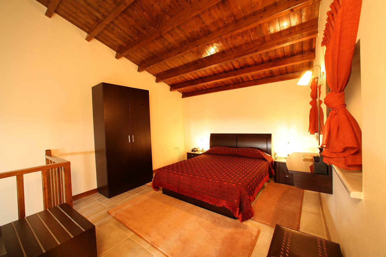 Arhontiko Parnona Hotell Karyes Rum bild