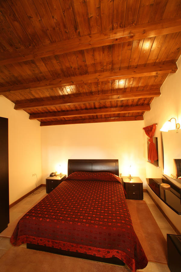 Arhontiko Parnona Hotell Karyes Rum bild