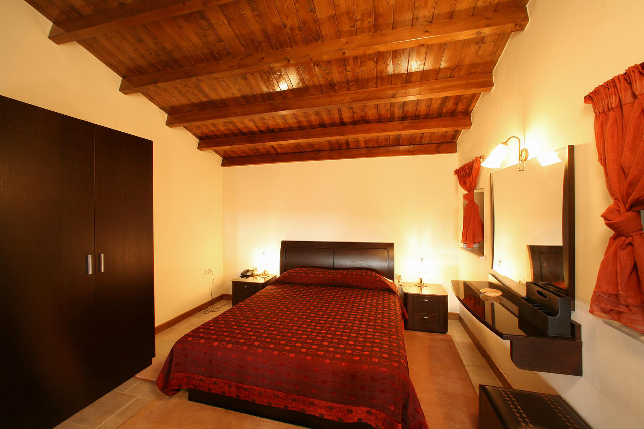 Arhontiko Parnona Hotell Karyes Rum bild
